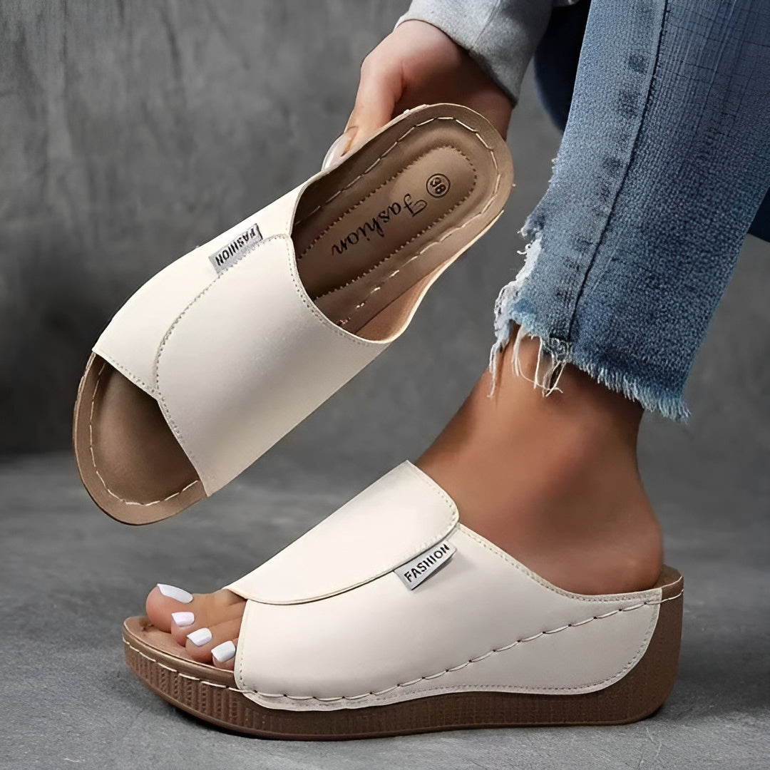 Jean™ – Comfortable orthopaedic sandals with a sleek design