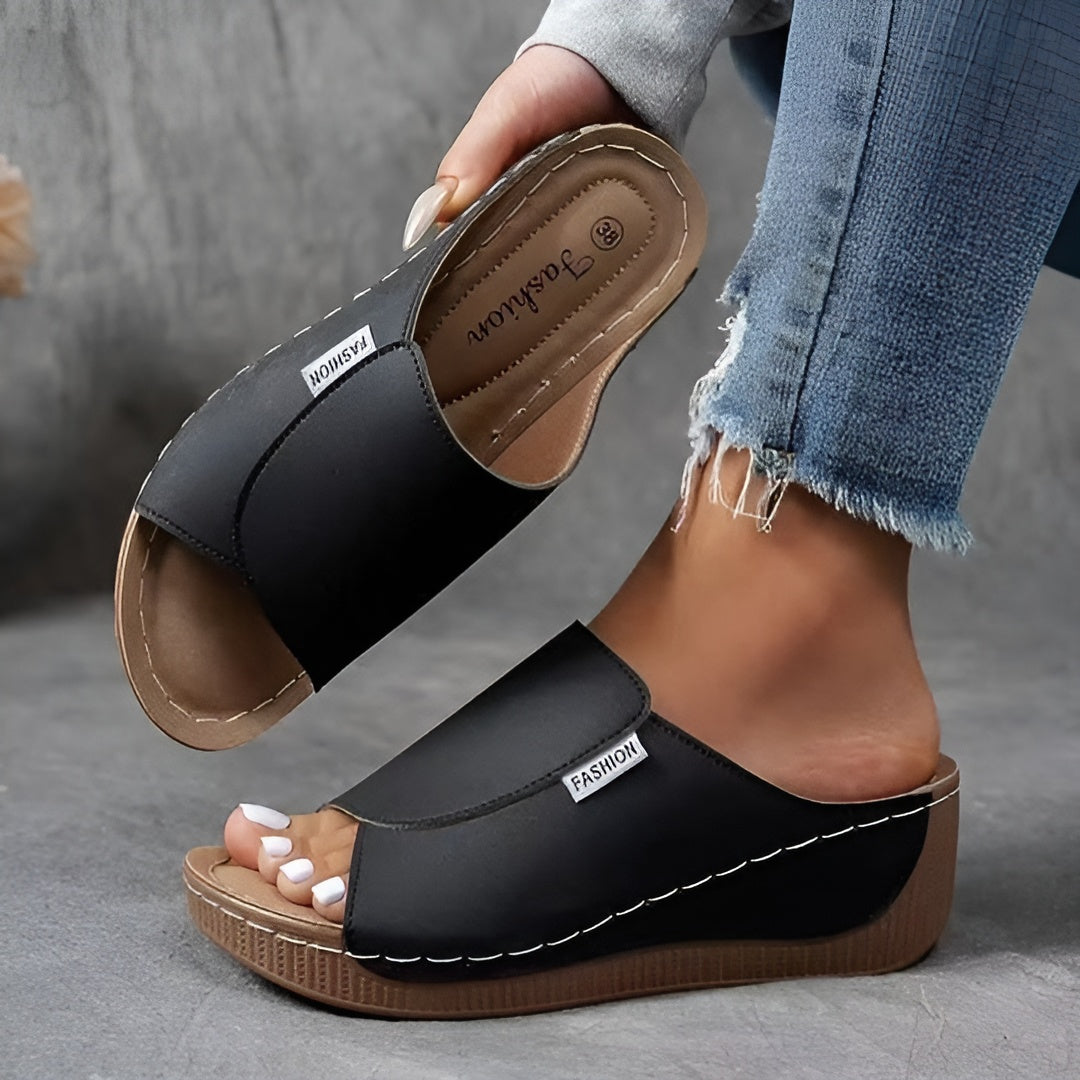 Jean™ – Comfortable orthopaedic sandals with a sleek design