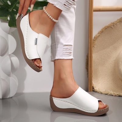 Jean™ – Comfortable orthopaedic sandals with a sleek design